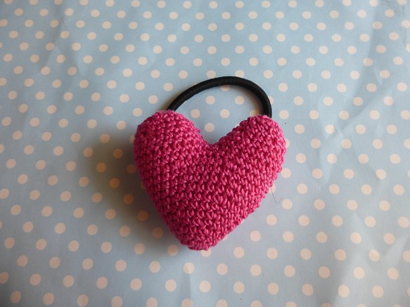手編みのピンクハートのヘアゴム（送料無料） 1枚目の画像