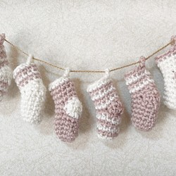 【期間限定】クリスマスガーランド ミニ靴下 ピンク×ホワイトカラー 1枚目の画像
