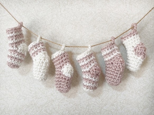 【期間限定】クリスマスガーランド ミニ靴下 ピンク×ホワイトカラー 1枚目の画像