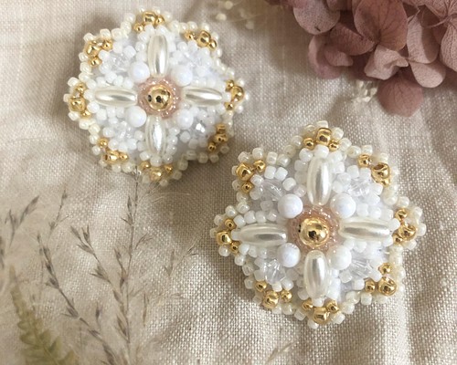 ビーズ刺繍 ピアス イヤリング ホワイト ピンク ハンドメイド お花