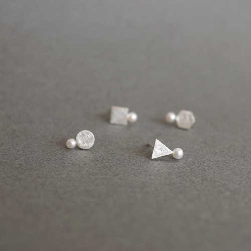 送料無料]K18 Fairy Round White Dimonds. stud earrings(0.1ct,E00