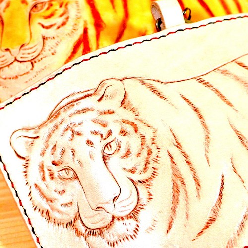 虎の手彫りキーケース 寅 本革［レザーカービング］ キーケース ろっ