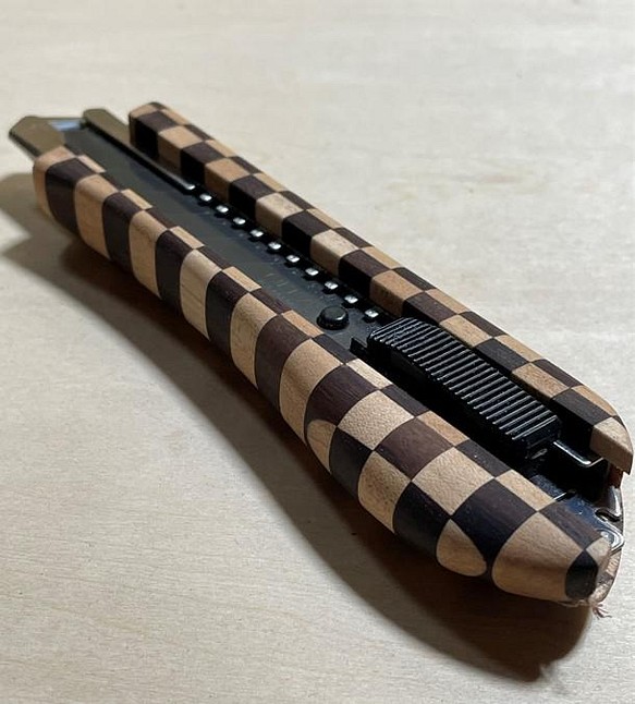 ギター材で作った木製グリップカッターナイフ～市松～ 1枚目の画像