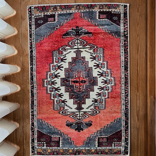 Turkish vintage style rug トルコのヴィンテージスタイルラグ 玄関 