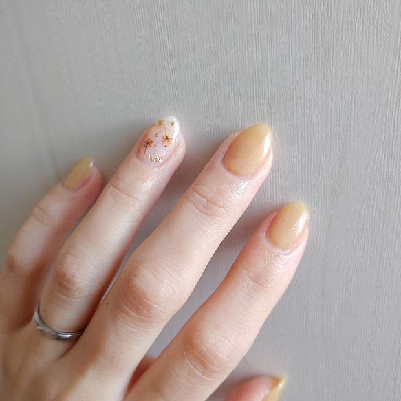 アンティークカラーの押し花ネイル Beige ネイルチップ ネイルシール しろくまnail 通販 Creema クリーマ ハンドメイド 手作り クラフト作品の販売サイト