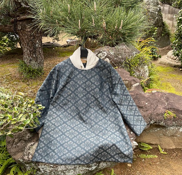 【着物リメイク】大島紬のシンプルなブラウス/花柄/衿なし/絹 1枚目の画像
