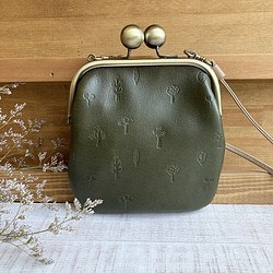 leather pochette with a clasp designed embossing leaf & tree 第1張的照片