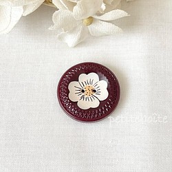 ヴィンテージボタン・茶色に白いお花 1枚目の画像