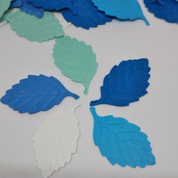 送料込み　葉っぱ　リーフ　白から青系１００枚カラーアソート　クラフトパンチ　エンボスパンチ 1枚目の画像