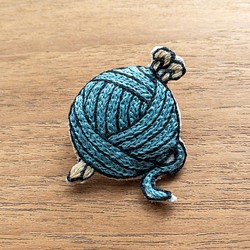 毛糸玉の手刺繍ブローチ(青) 1枚目の画像