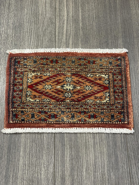 約30cm角パキスタン手織り絨毯　ミニラグ　ディスプレイにも 1枚目の画像