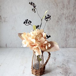 【アンティークアジサイとブラックベリー造花付き】籐で編んだフラワーベースの投げ入れ 1枚目の画像