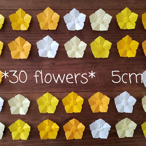 折り紙 黄色系の5色の花飾り 送料無料 園 施設の壁面飾りなどに その他素材 ひまわり 通販 Creema クリーマ ハンドメイド 手作り クラフト作品の販売サイト