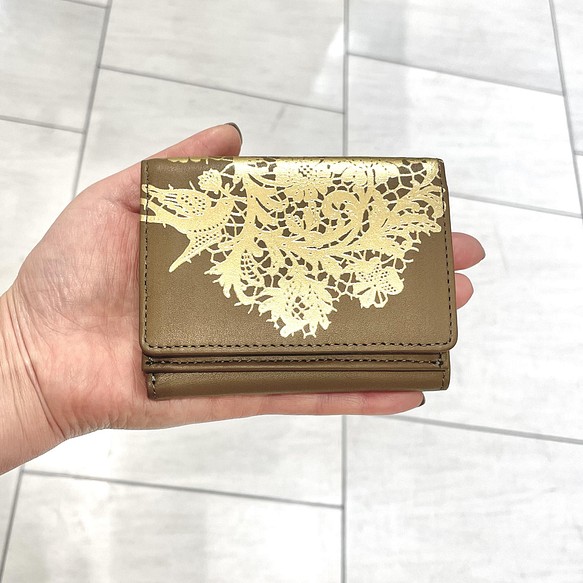 Compact Wallet (Cowhide Leather Mini Wallet) 來自“Lace Garden”Viol 第1張的照片