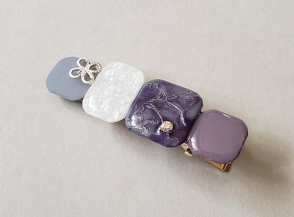 紫＆白　四角いモチーフのヘアクリップ　寒色系カラー 1枚目の画像