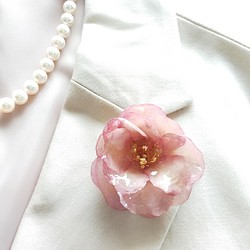 〜桜貝色の椿のコサージュ/髪飾り〜ドライフラワー　入園式　入学式  春　ピンク　結婚式　ヘアアクセサリー　ママコーデ　花 1枚目の画像