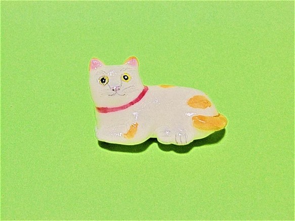 黄土色と白の猫のブローチ＃1（樹脂粘土） 1枚目の画像