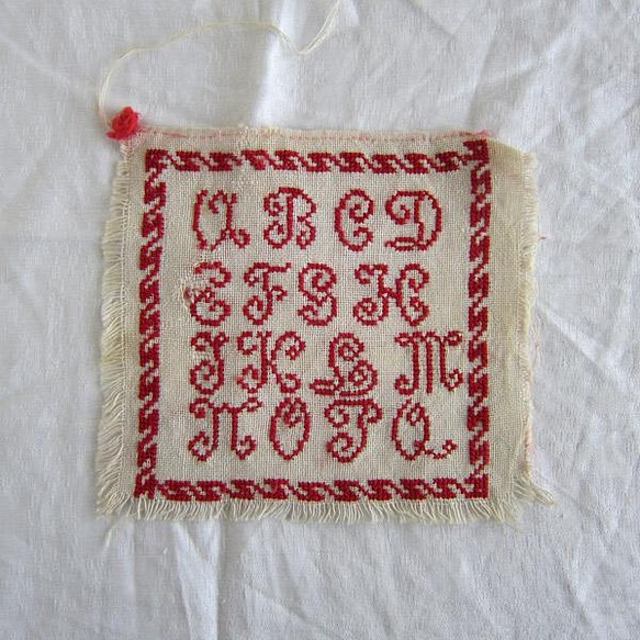 フランスビンテージ 赤糸刺繍サンプラー - 雑貨