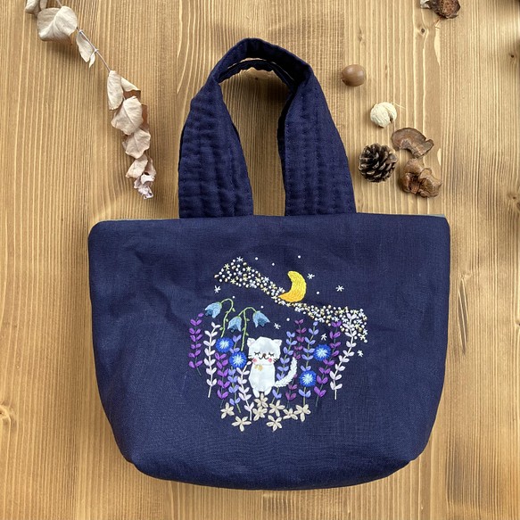刺繍のトートバッグ「夜空の猫の夢」 1枚目の画像
