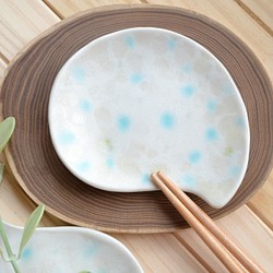 【小皿】雨色しずくの勾玉(ブルー・ホワイト) 1枚目の画像