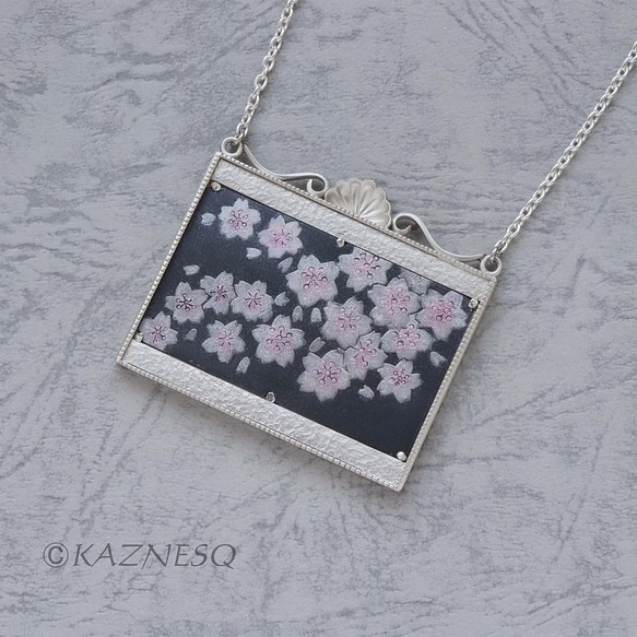 桜の花をモチーフにした絵画風のシルバーネックレス 1枚目の画像