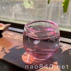 桃花　-A　極小さな小鉢　吹きガラス作品　　薄赤色・気泡・白入り 1枚目の画像