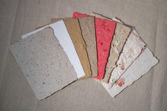 廃棄物再生紙手漉き紙四角はがきカード8色50枚 1枚目の画像