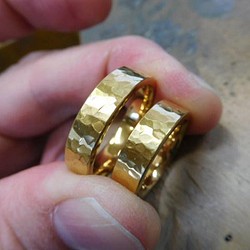 鍛造 結婚指輪 純金 24金 k24 幅広い 槌目 平打ち リング 幅5mm くすみ加工 1枚目の画像