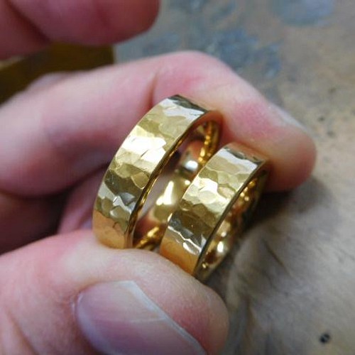 鍛造 結婚指輪 純金 24金 k24 幅広い 槌目 平打ち リング 幅5mm くすみ ...