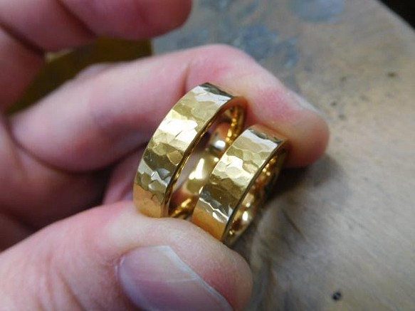 鍛造 結婚指輪 純金 24金 k24 幅広い 槌目 平打ち リング 幅5mm くすみ加工 1枚目の画像