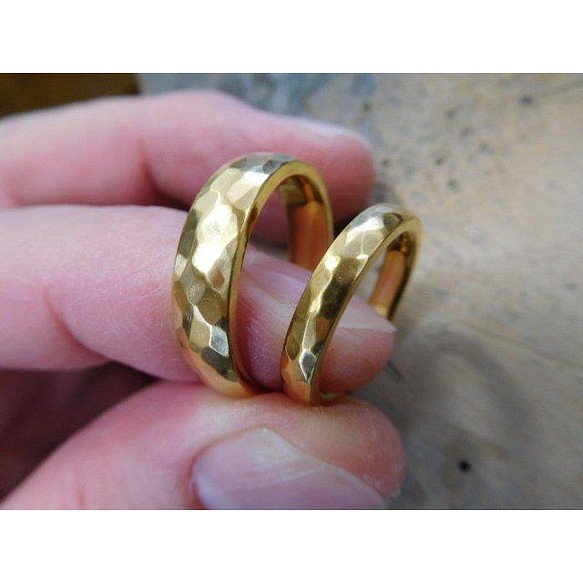 鍛造 結婚指輪 純金 24金 k24 槌目 甲丸 リング 男性5mm 女性3mm くすみ加工 1枚目の画像
