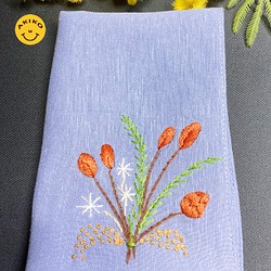 リネン手刺繍ハンカチ「草花」30cm×30cm「ふじいろ」 1枚目の画像