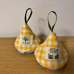 三角帽子な鍋つかみ　　フレンチリネンチェック（黄色）　土鍋、ル・クルーゼ、ストウブなどに♪ 1枚目の画像