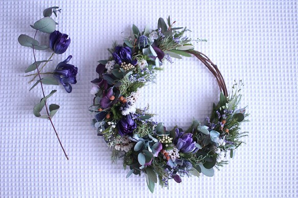 紫チューリップと白い小花の三日月リース✳︎ドライフラワー◎22センチ 1枚目の画像