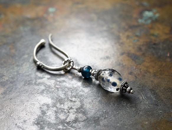 古琉璃水晶和靛藍色仿古珠飾印度銀耳夾 第1張的照片