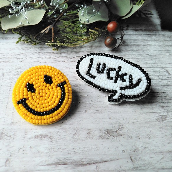 新作☆ ビーズ刺繍ブローチ 吹き出しメッセージ<Lucky> ブローチ