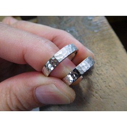 鍛造 結婚指輪 プラチナ1000 純プラチナ プラチナ999 槌目 平打ち リング 幅4mm 2色 1枚目の画像