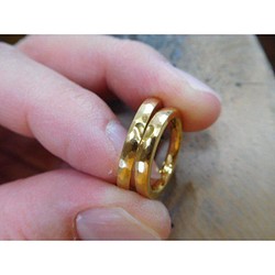 鍛造 結婚指輪 純金 24金 k24 槌目 甲丸 リング 細め 幅2.5mm ハート＆くすみ加工 1枚目の画像