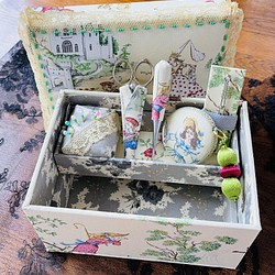 カルトナージュミニ裁縫箱　ボックス　クリーム色の童話の世界　ミモザ色のアンティークレース　アンティークの緑のビーズ‼︎ 1枚目の画像