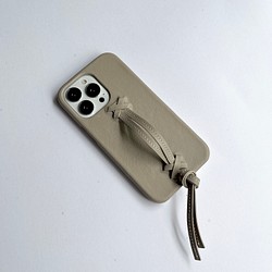 iphone13 13pro 本革　レザー　ハンド付き☆イニシャルが入れられる　IPHONEケース 1枚目の画像