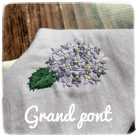 紫陽花の手刺繍スタイ❁⃘*.ﾟ 1枚目の画像