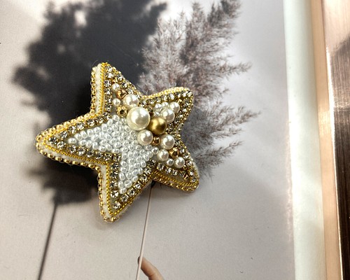 クリスマス☆キラキラビーズ刺繍ブローチ 星 - コサージュ/ブローチ