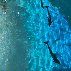 みっちょ様専用　ホワイトビーチ　イルカの親子とペアのカメ　ガラスサイドテーブル丸 〜Minamo〜 1枚目の画像