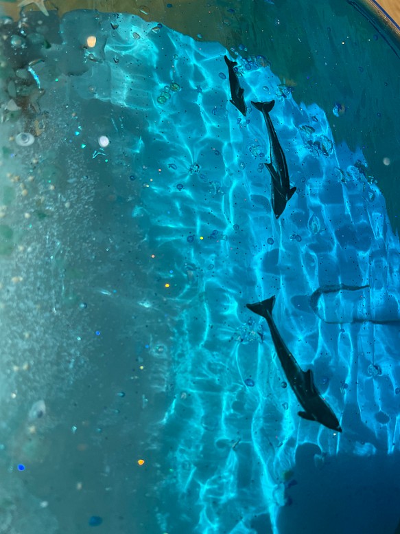 みっちょ様専用　ホワイトビーチ　イルカの親子とペアのカメ　ガラスサイドテーブル丸 〜Minamo〜 1枚目の画像