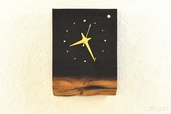 ウェンジの朝焼けのような木目にスワロフスキーの明けの明星が輝く木の掛け時計 1枚目の画像