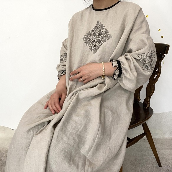 [ Ladies ] ソロチカ刺繍のリネンギャザーワンピース -beige- 1枚目の画像