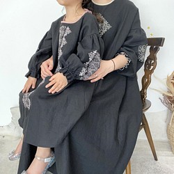 [ 親子セット ] ソロチカ刺繍のリネンギャザーワンピース -black- 1枚目の画像