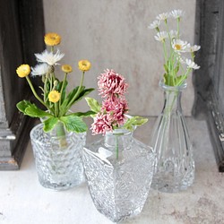 [花瓶3個セット]３種類のアンティーク風ガラスの一輪挿し造花アレンジ 1枚目の画像