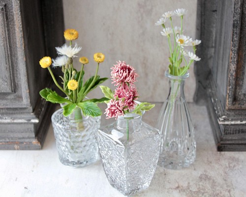 [花瓶3個セット]３種類のアンティーク風ガラスの一輪挿し造花 ...
