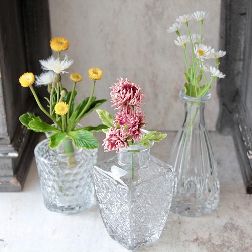 花瓶3個セット]３種類のアンティーク風ガラスの一輪挿し造花アレンジ